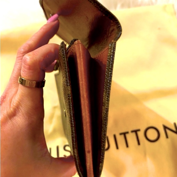 LV Sarah wallet, the call out is the zipper pull is not attached.